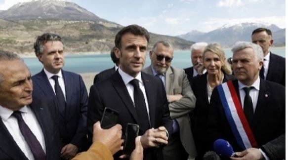 Le président Emmanuel Macron entouré de plusieurs personnes