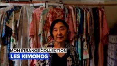 Une femme devant des kimonos