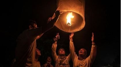 Des Indonésiens lançant des lanternes dans le ciel à l’occasion de la fête du Bouddha à Borobudur