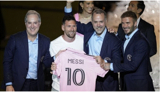 Lionel Messi brandissant son nouveau maillot  