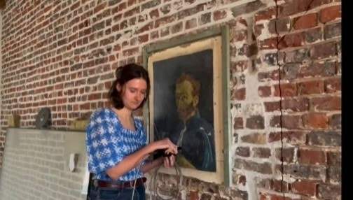 Une femme devant un portrait de Van Gogh 
