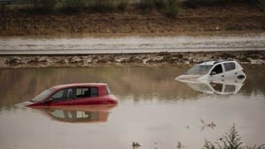 Des voitures submergées dans l’eau
