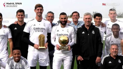 Karim Benzema posant avec son Ballon d’Or, en compagnie de ses partenaires