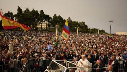 Le pape entouré d’une foule