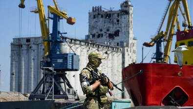Un soldat russe surveillant le port en Ukraine