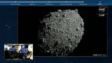 L’équipe de la Nasa au centre de contrôle et leur visuel de l’astéroïde à dévier