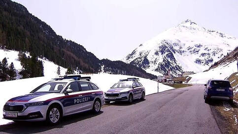 Des voitures de police sur un route enneigée