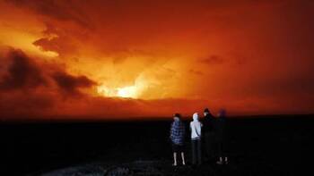 Des personnes observant le volcan Mauna Loa