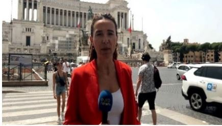Une reportrice tenant un micro (pour Euronews)
