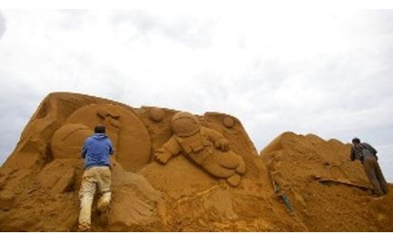Des personnes sur des sculptures de sables